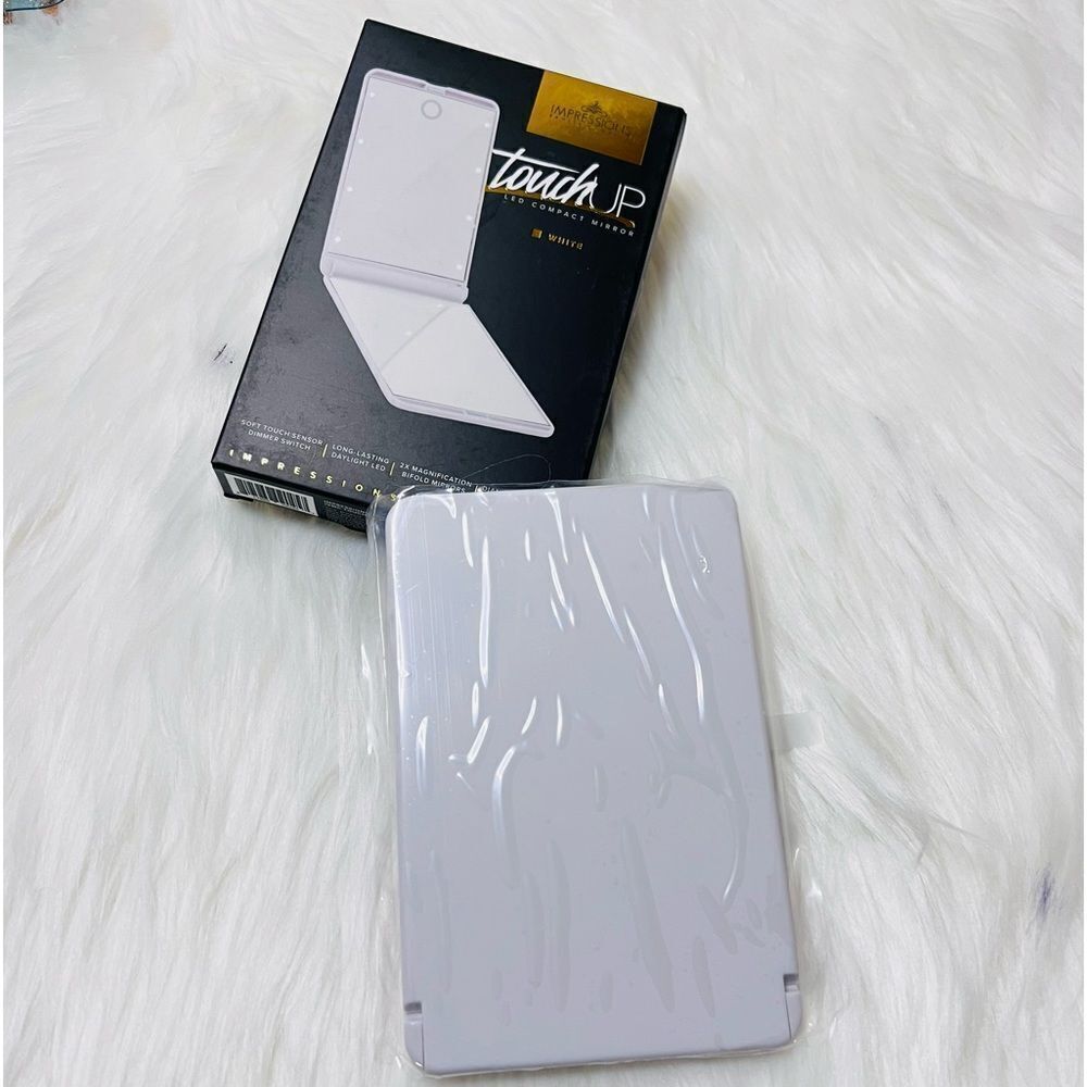 TouchUp Dimmable LED Compact Mirror - Picture 4 of 4